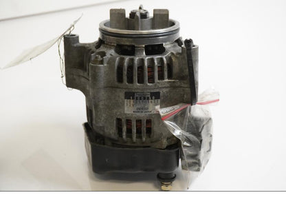 Framsidan på <p>Generator från Triumph Speed Triple 2001.</p>

<p>Extern, 1300350  101211-1611.</p> motorcykel.