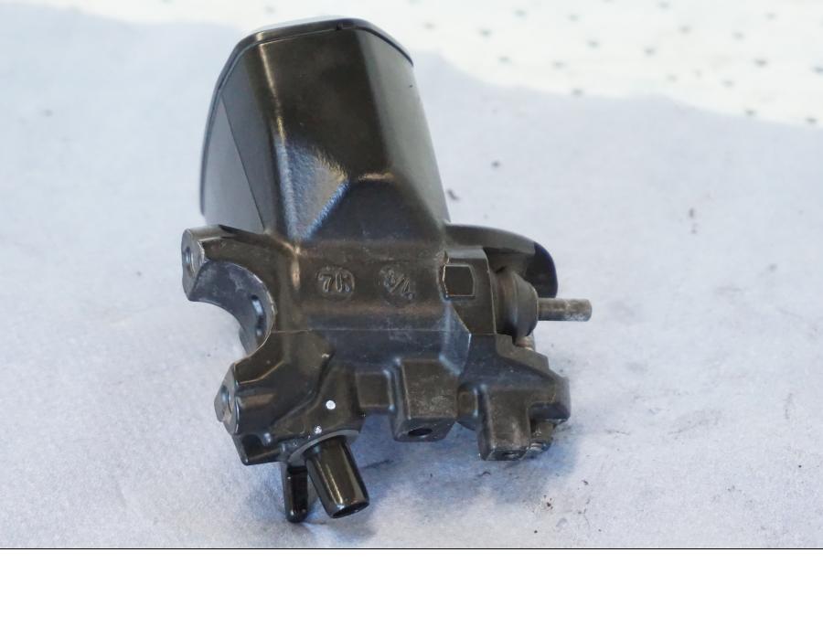 Höger sida på Bromshuvudcylinder från en Suzuki GSX 1300 BK -2008 motorcykel.