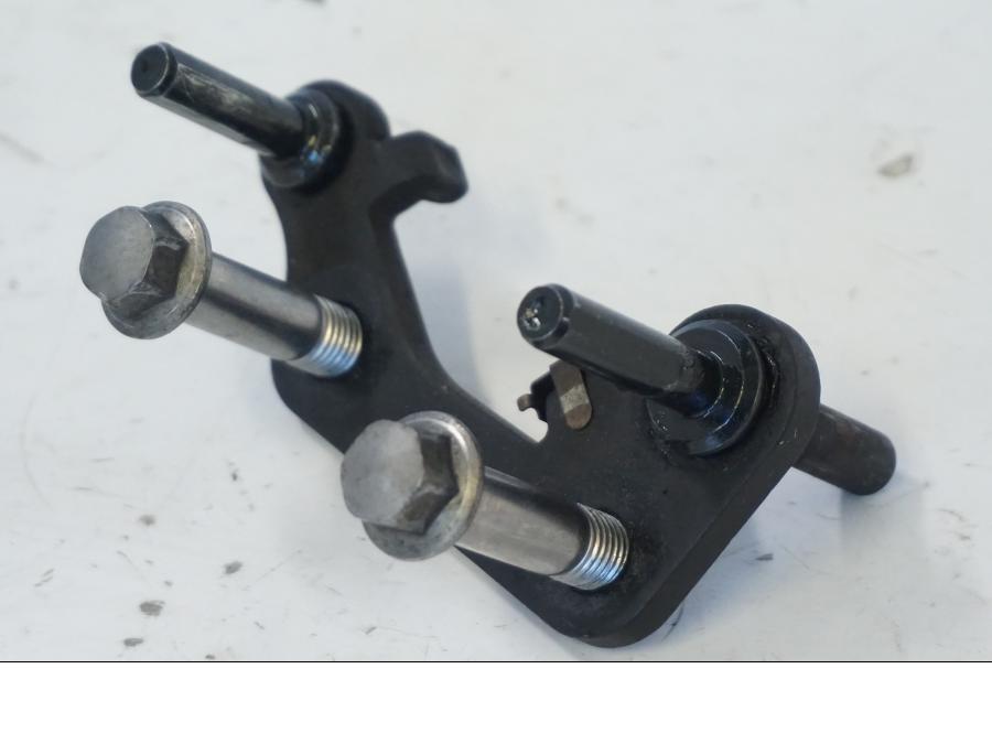 Snett uppifrån på Bromsoksfäste från en Kawasaki ER-6N -2012 motorcykel.