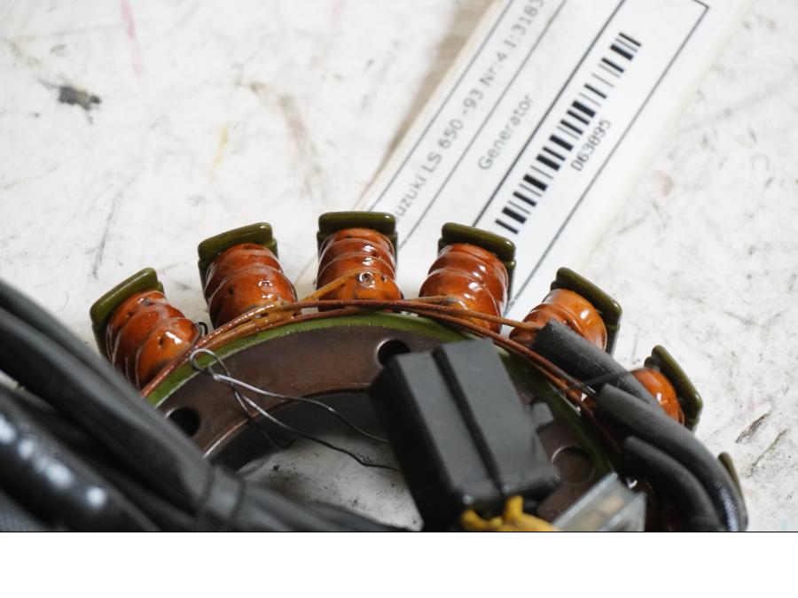 Baksidan på Generator från en Suzuki LS 650 -1993 motorcykel.