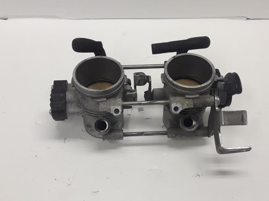 Framsidan på Spjällhus från en BMW F 650 GS -2009 motorcykel.