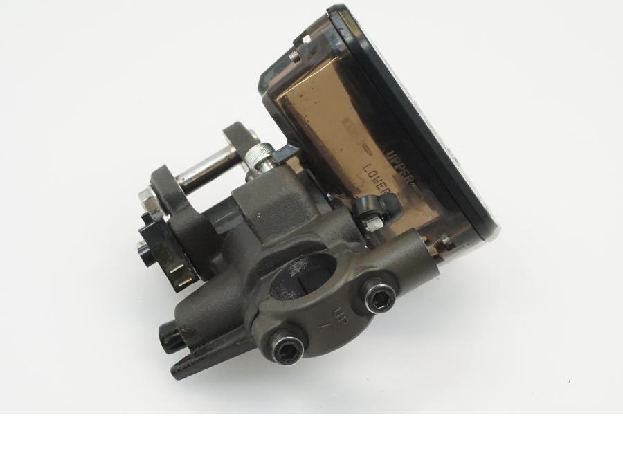 Vänster sida på Bromshuvudcylinder från en Kawasaki Z 1000 -2014 motorcykel.