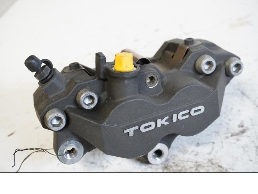 Framsidan på Bromsok från en Kawasaki ZZR 1200 -2002 motorcykel.