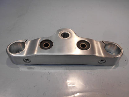 Framsidan på Gaffelkrona från en Yamaha XV 1600 -2000 motorcykel.