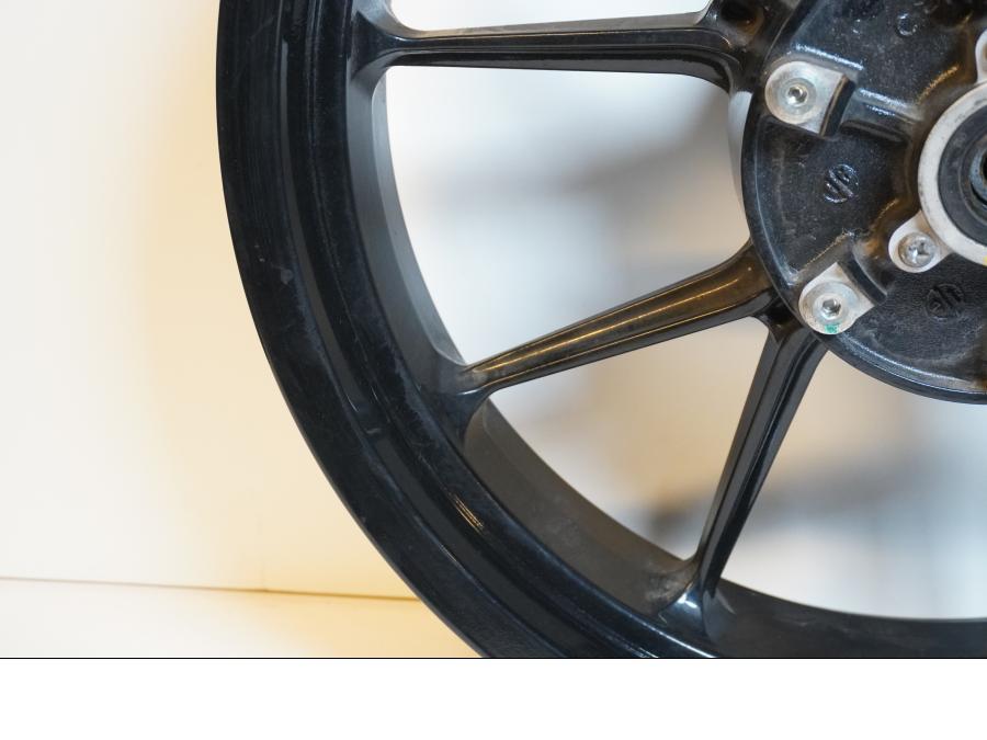 Snett uppifrån på Fälg från en KTM 125 Duke -2017 motorcykel.