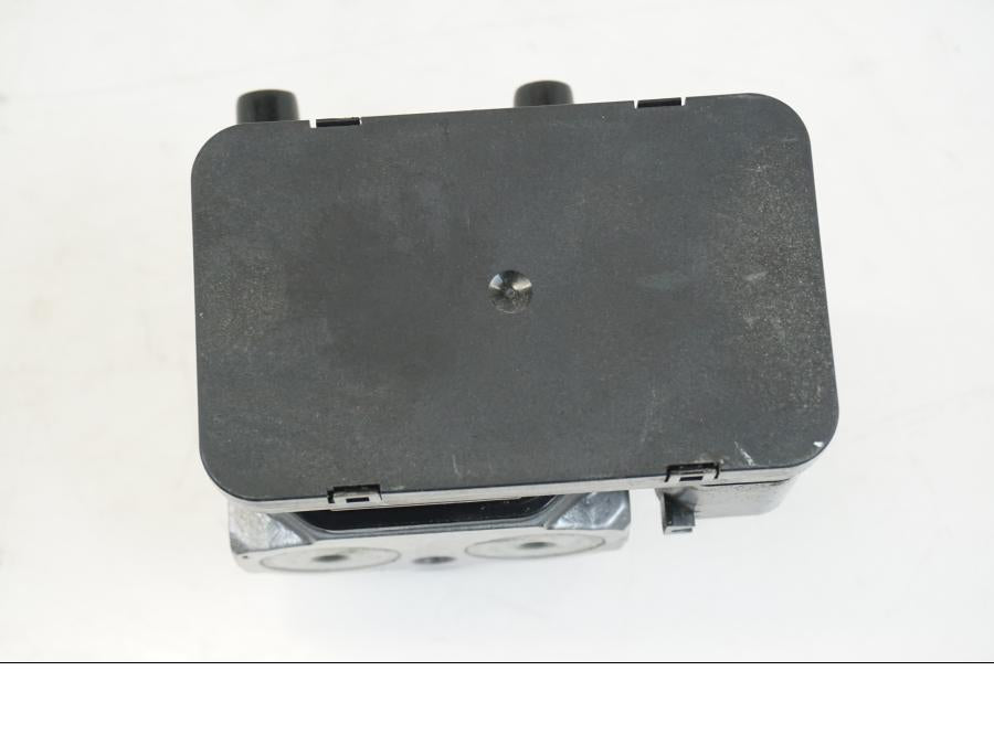 Snett uppifrån på ABS Modulator från en Honda CB 650 F Hornet -2017 motorcykel.