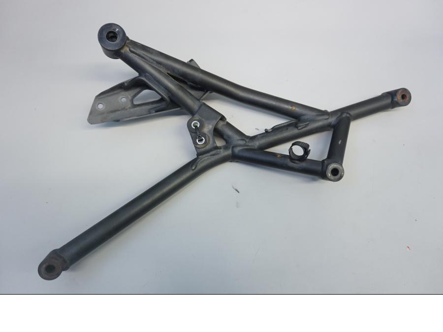 Baksidan på Fotpinnefäste från en Kawasaki Versys 1000 -2015 motorcykel.