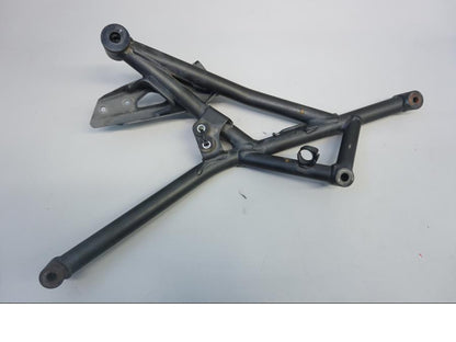 Baksidan på Fotpinnefäste från en Kawasaki Versys 1000 -2015 motorcykel.