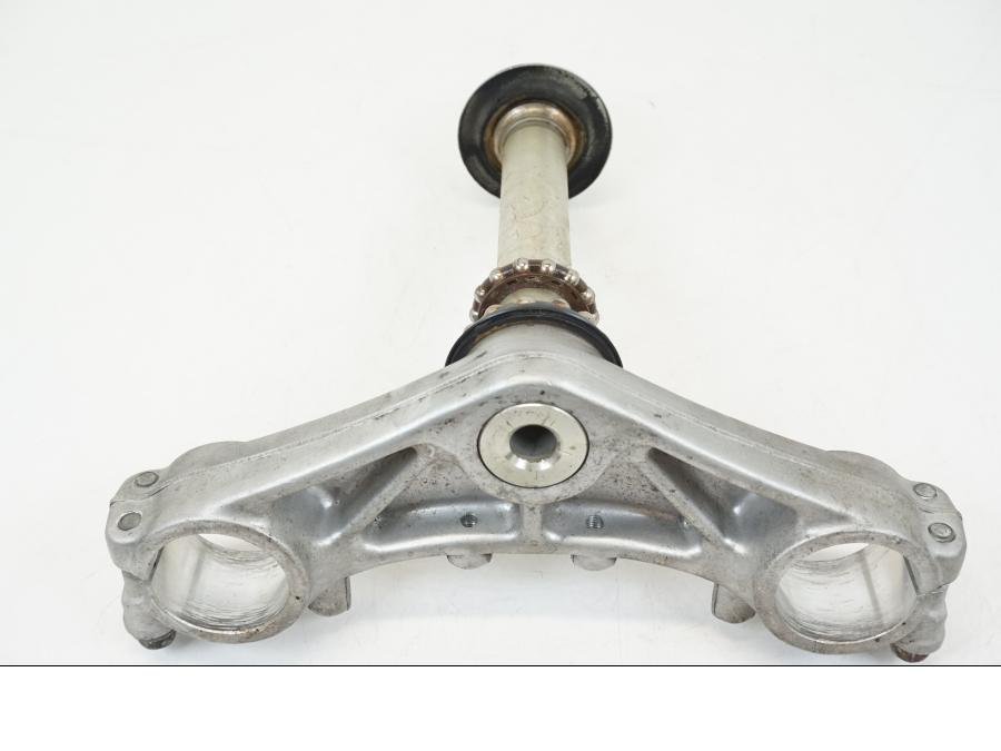 Snett nerifrån på Gaffelkrona från en Honda XL 1000 V -1999 motorcykel.