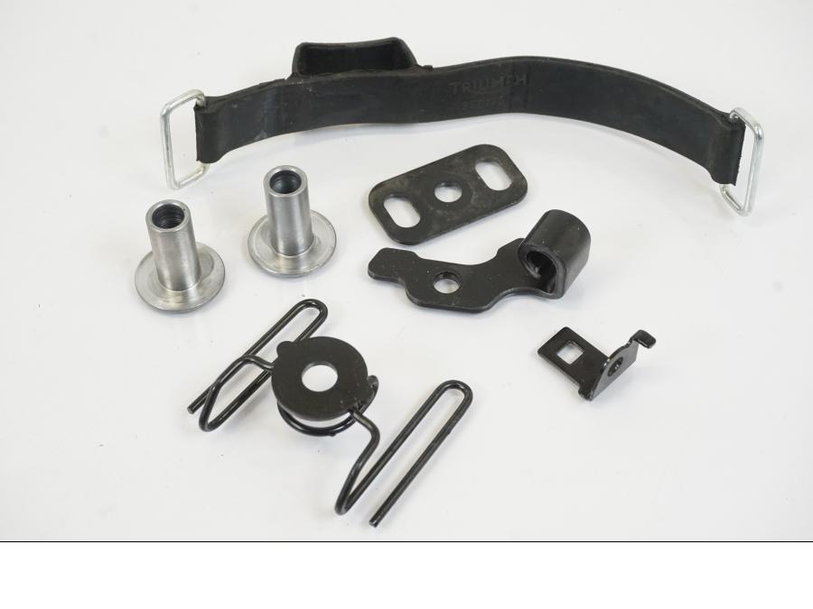 Vänster sida på Skruv / Mutter etc från en Triumph Trident -2021 motorcykel.