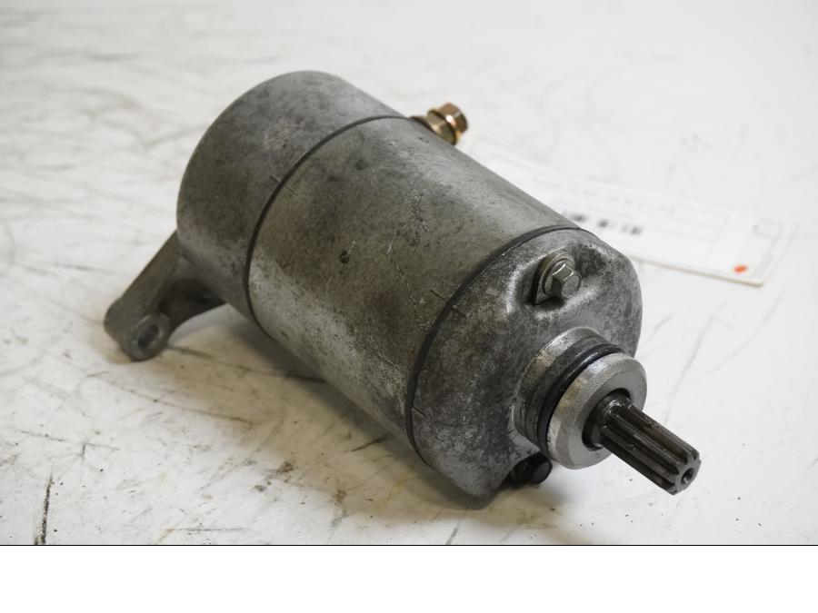 Framsidan på Startmotor från en Suzuki VZ 800 -2000 motorcykel.