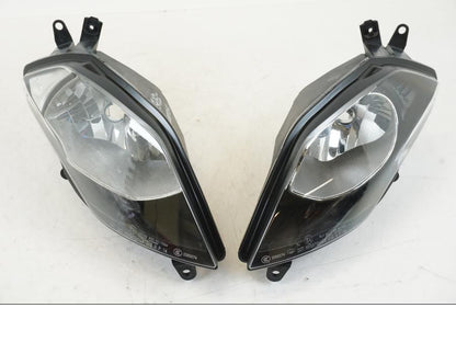 Framsidan på Strålkastare från en BMW S 1000 XR -2014 motorcykel.