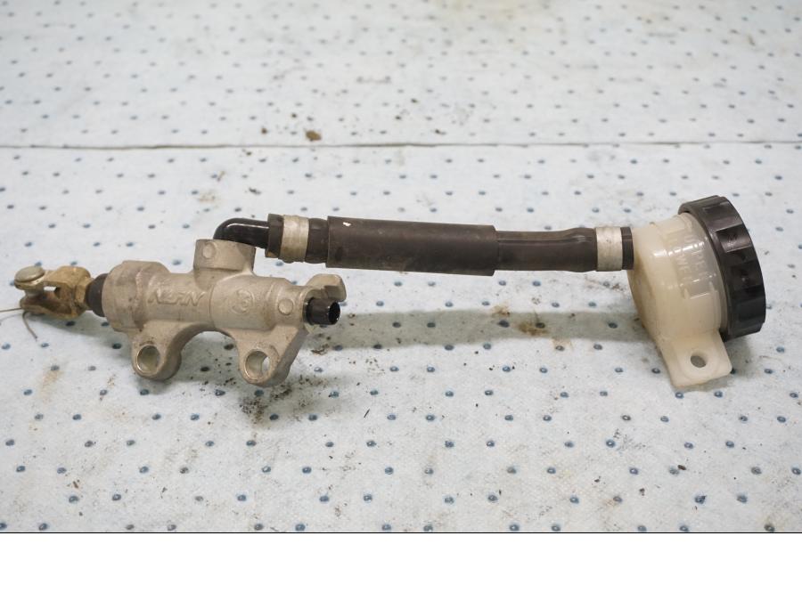 Framsidan på Bromshuvudcylinder från en Kawasaki ZX-6R -2000 motorcykel.