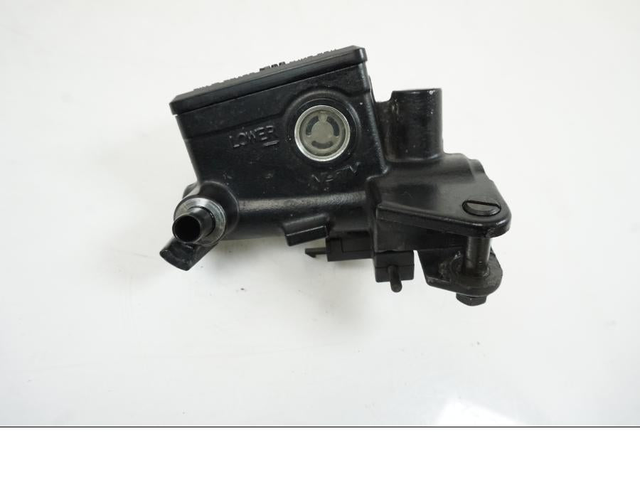 Framsidan på Bromshuvudcylinder från en Yamaha XJR 1300 -2007 motorcykel.