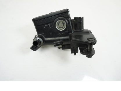 Framsidan på Bromshuvudcylinder från en Yamaha XJR 1300 -2007 motorcykel.