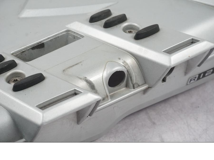 Baksidan på Sadelfäste från en BMW R 1200 GS -2005 motorcykel.