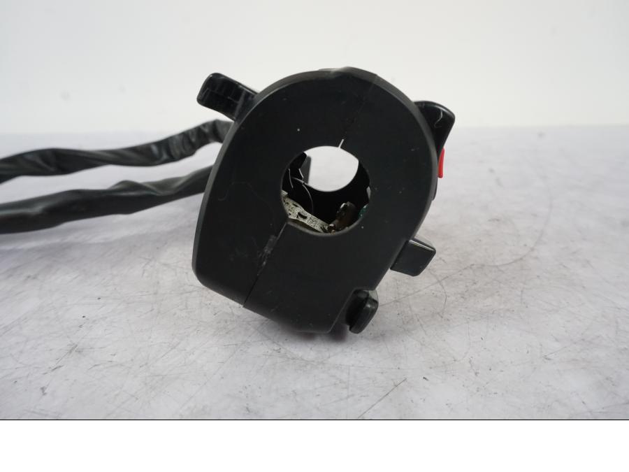 Vänster sida på Styrelreglage från en Kawasaki Z 800 -2014 motorcykel.