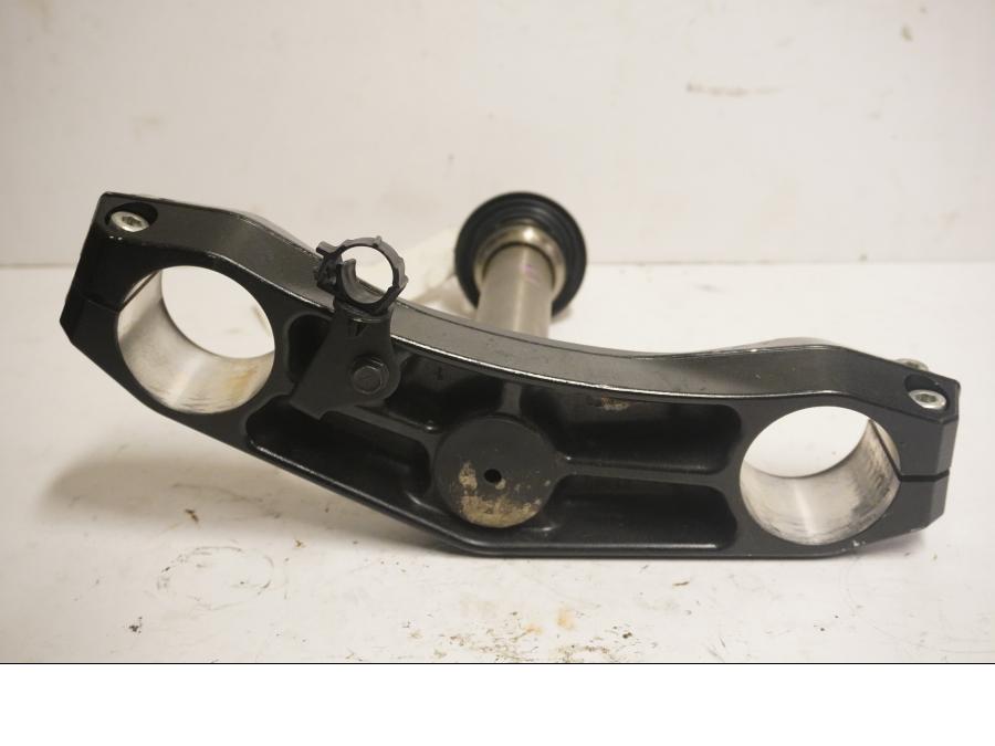 Baksidan på Gaffelkrona från en Kawasaki Versys 650 -2007 motorcykel.