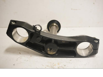 Baksidan på Gaffelkrona från en Kawasaki Versys 650 -2007 motorcykel.