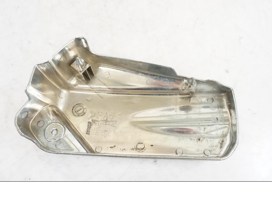 Vänster sida på Transmissionskåpa från en Yamaha XVS 1100 -2000 motorcykel.