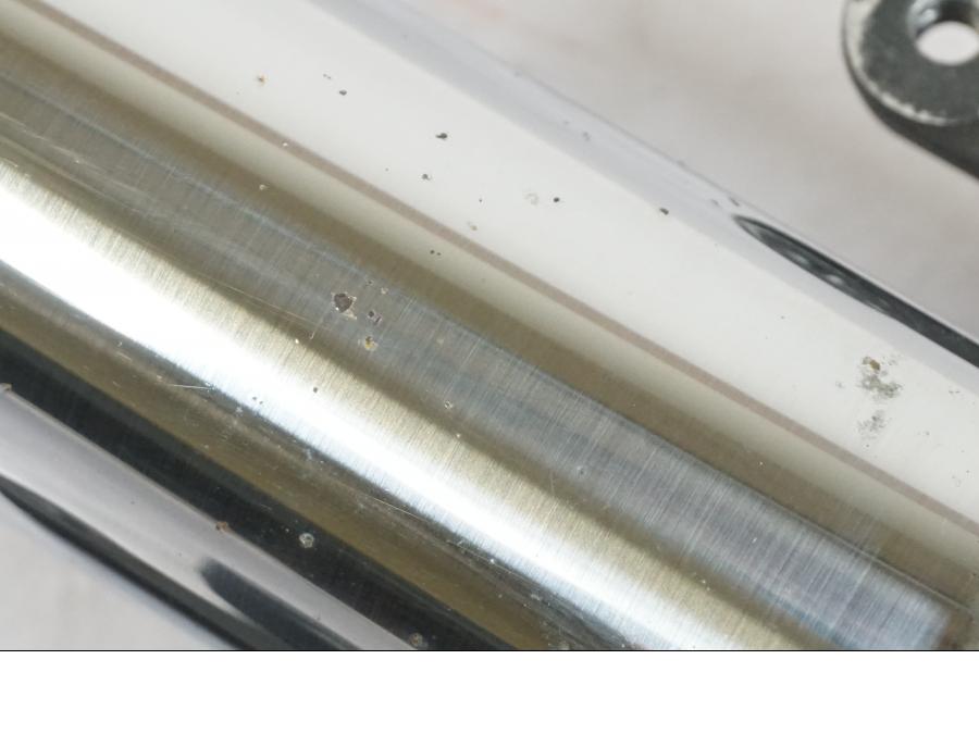 Vänster sida på Gaffelben från en Triumph Tiger Explorer -2013 motorcykel.