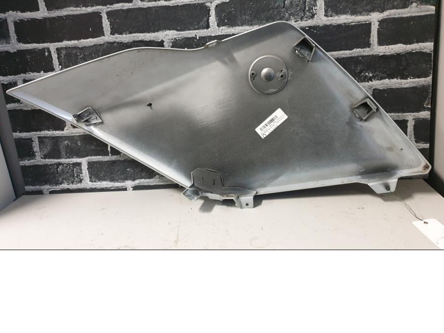 Baksidan på Sidkåpa från en BMW K 1600 -2014 motorcykel.