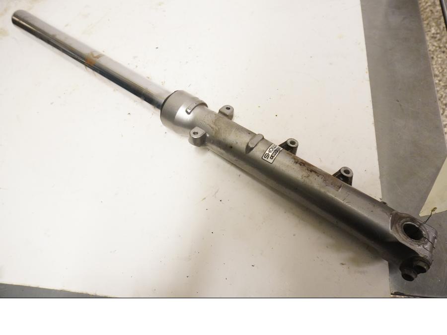 Framsidan på Gaffelben från en Honda CB 750 -1983 motorcykel.