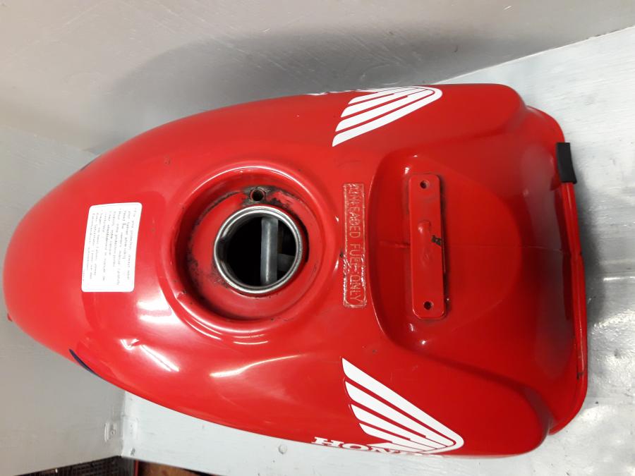 Höger sida på Bensintank från en Honda CBR 125 R -2005 motorcykel.