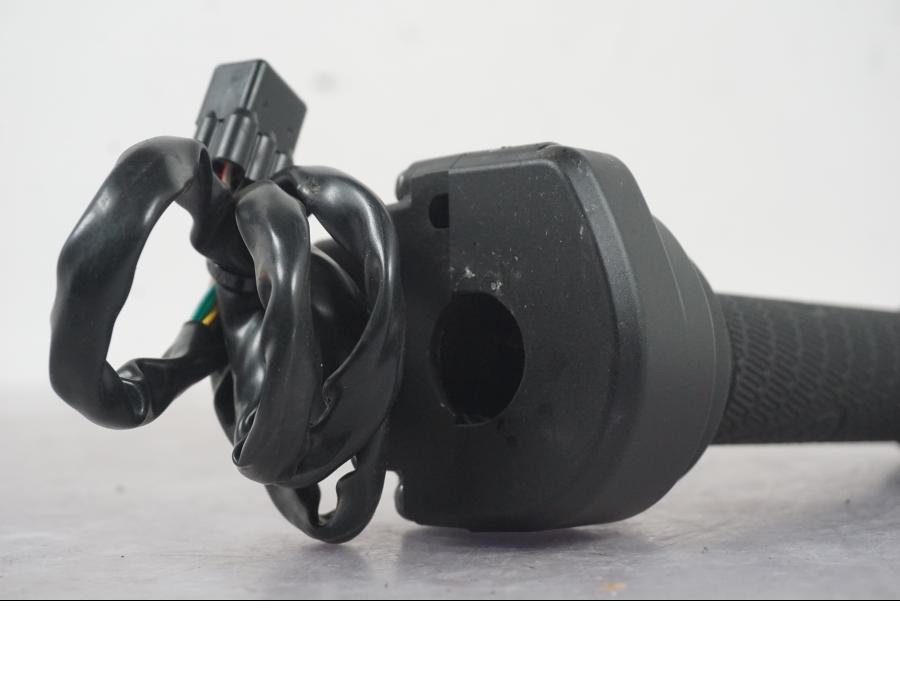 Snett uppifrån på Gasreglage från en KTM 1290 Super Duke R -2022 motorcykel.