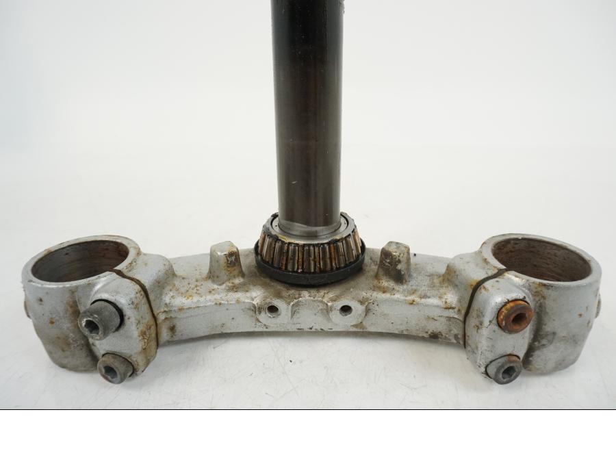 Snett nerifrån på Gaffelkrona från en Yamaha XV 1100 -1993 motorcykel.