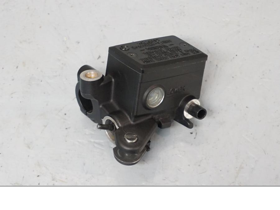 Framsidan på Bromshuvudcylinder från en Yamaha XJ 6 -2011 motorcykel.