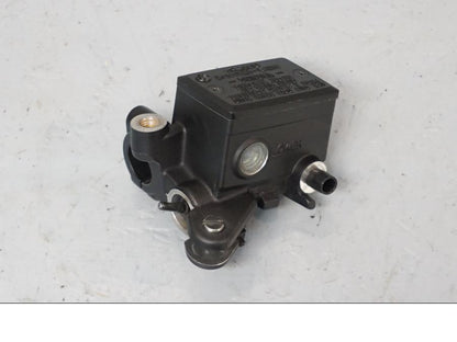 Framsidan på Bromshuvudcylinder från en Yamaha XJ 6 -2011 motorcykel.