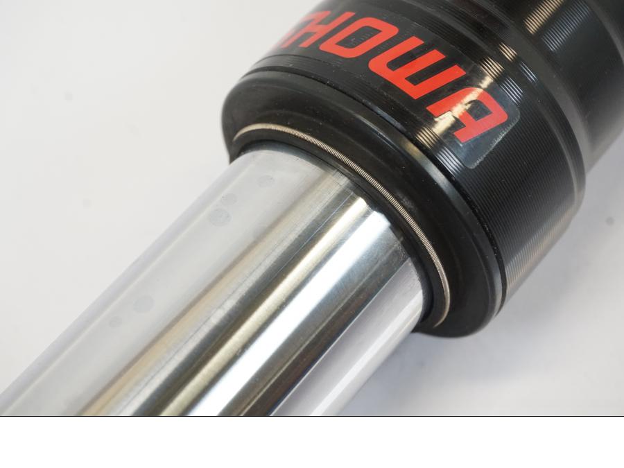 Snett uppifrån på Gaffelben från en Triumph Trident -2021 motorcykel.