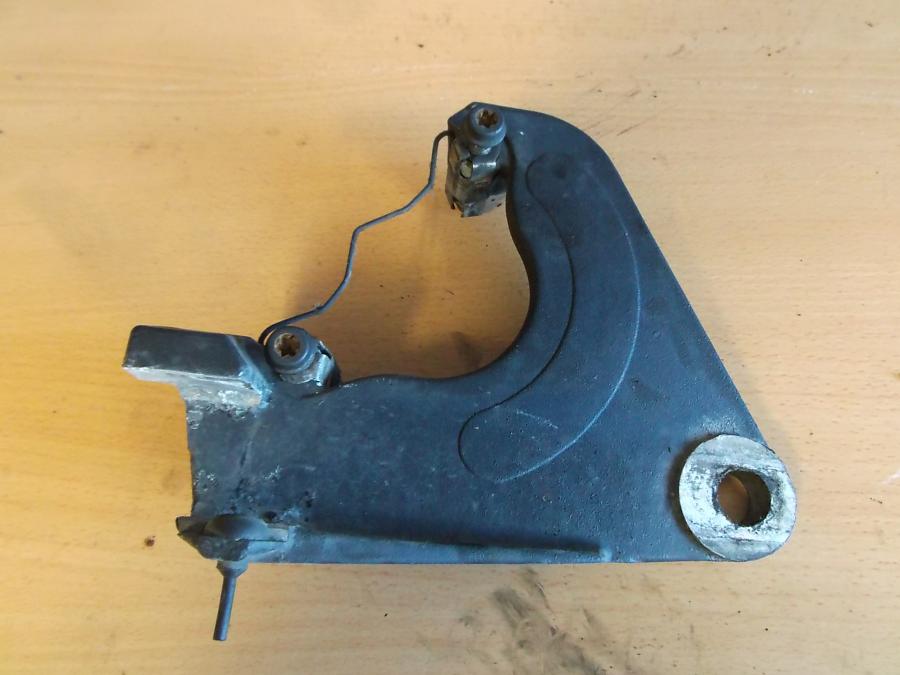 Framsidan på Bromsoksfäste från en H-D Sportster 1200 XL1200C -1999 motorcykel.