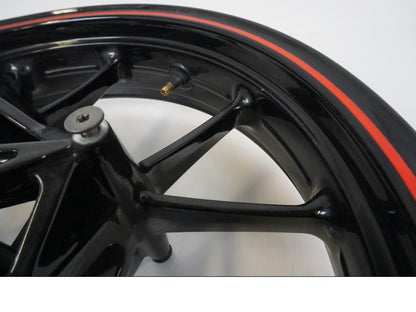 Vänster sida på Fälg från en BMW S 1000 R -2019 motorcykel.