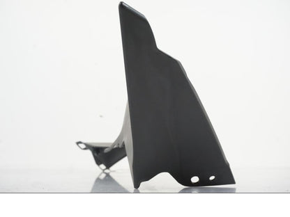 Snett nerifrån på Sidkåpa innerplast från en KTM 1290 Super Duke R EVO -2023 motorcykel.