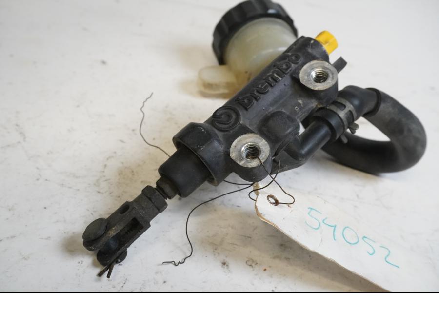 Baksidan på Bromshuvudcylinder från en Yamaha YZF 1000 R -1999 motorcykel.