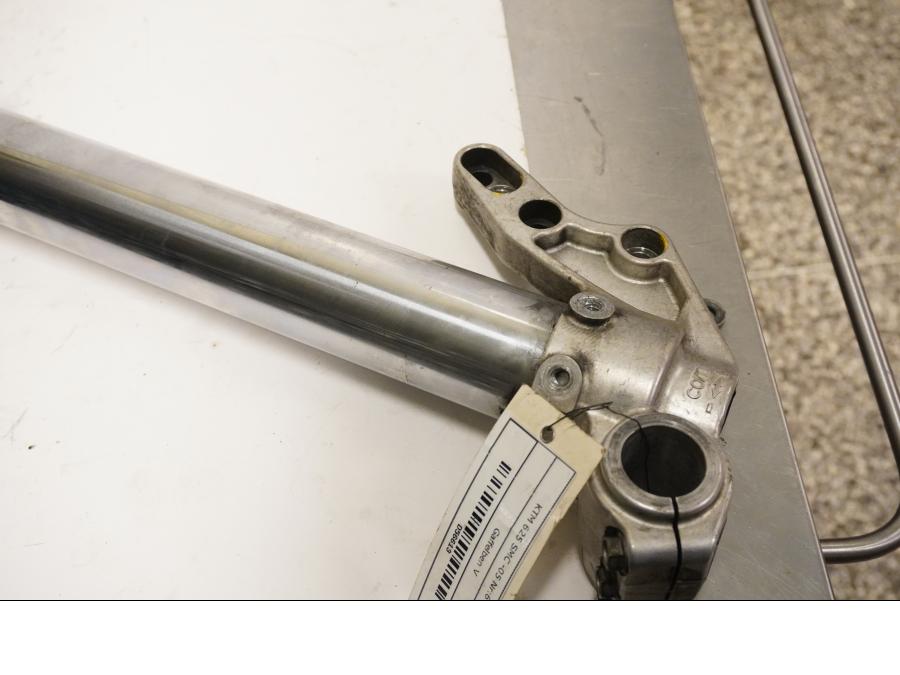 Baksidan på Gaffelben från en KTM 625 SMC -2005 motorcykel.