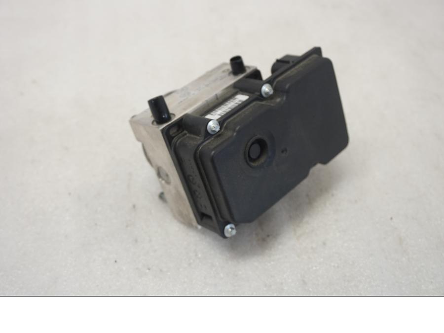 Höger sida på ABS Modulator från en Ducati Monster 796 -2013 motorcykel.