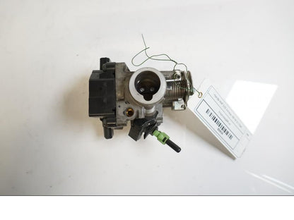 Baksidan på Spjällhus från en Honda ANF 125 -2008 motorcykel.