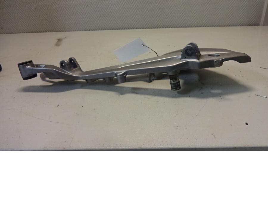 Baksidan på Fotpinnefäste från en Honda NC 750 S -2017 motorcykel.