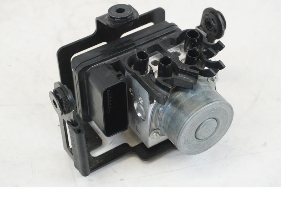 Framsidan på ABS Modulator från en Husqvarna 701 Supermoto -2020 motorcykel.