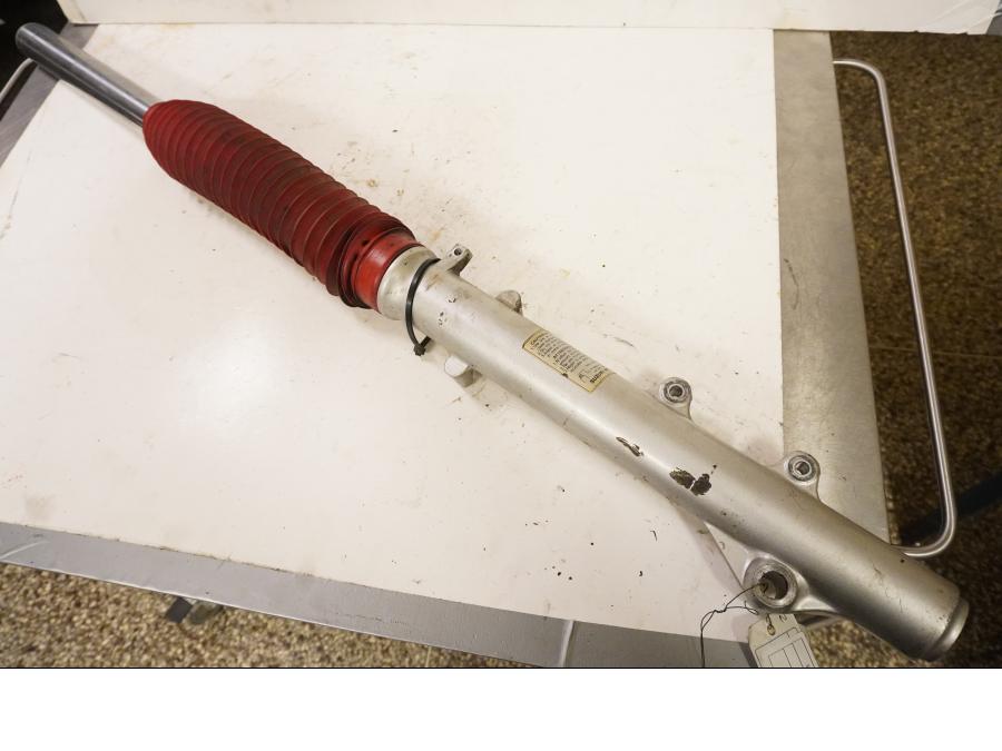 Framsidan på Gaffelben från en Suzuki DR 650 -1991 motorcykel.