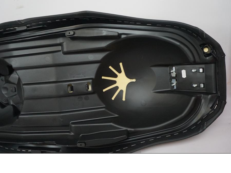 Vänster sida på Sadel från en Yamaha X-Max 300 -2018 motorcykel.