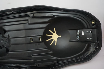 Vänster sida på Sadel från en Yamaha X-Max 300 -2018 motorcykel.