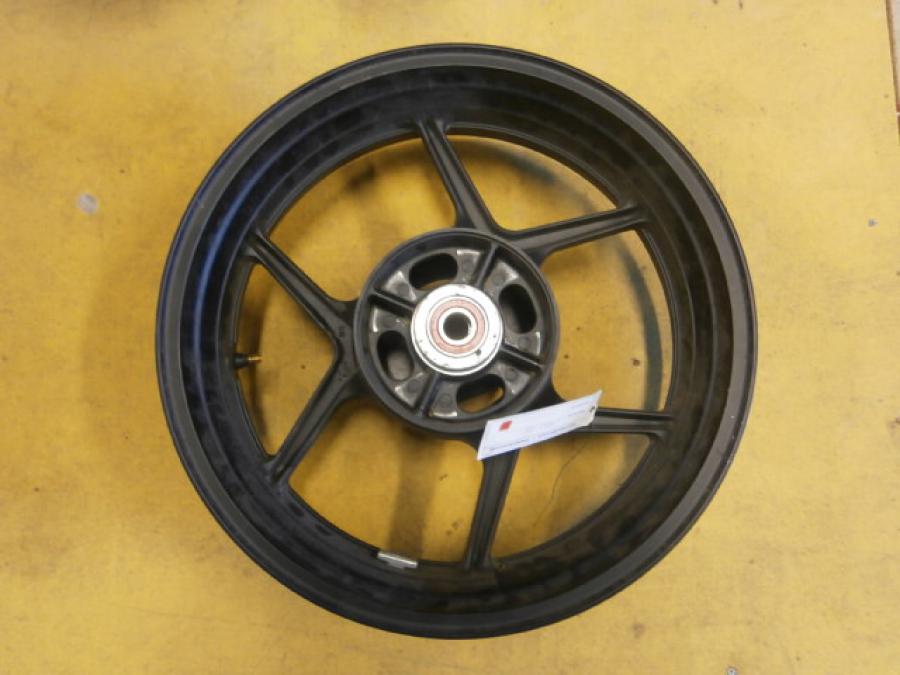 Baksidan på Fälg från en Kawasaki Z 750 -2008 motorcykel.