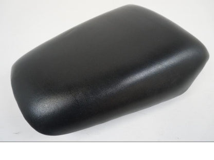 Snett nerifrån på Sadel från en Honda CBR 125 R -2006 motorcykel.