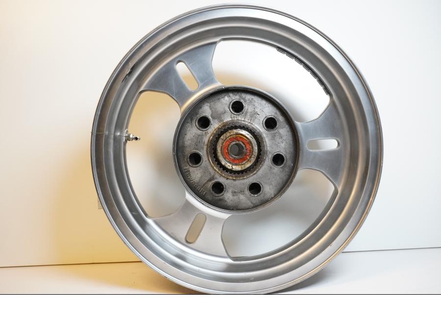 Extrabild1 på Fälg från en Kawasaki VN 1600 Mean Streak -2004 motorcykel.