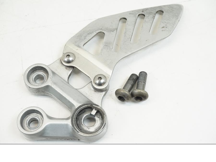 Framsidan på Fotpinnefäste inre från en Suzuki GSX-R 1000 -2005 motorcykel.