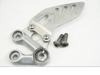 Framsidan på Fotpinnefäste inre från en Suzuki GSX-R 1000 -2005 motorcykel.